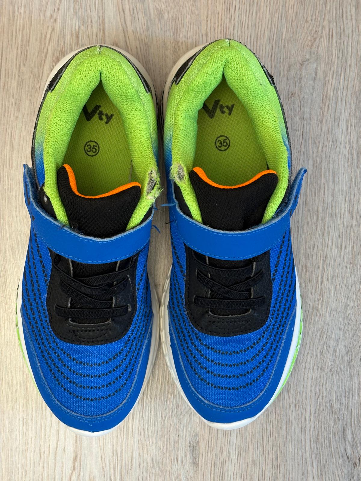 Strong shoes to keep little feet happy all day. Size 35