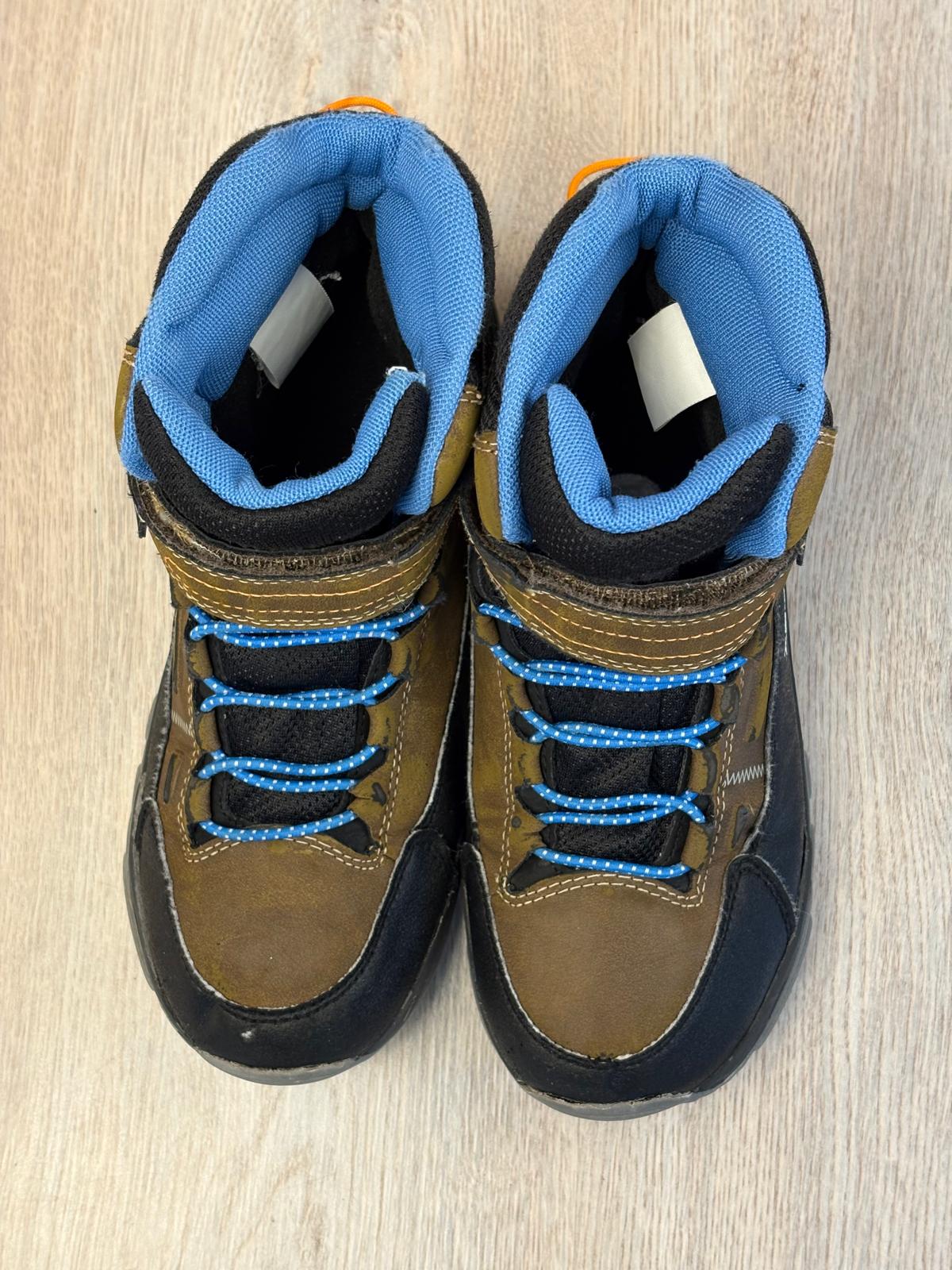 Winter-Ready Shoes for Kids. Size 35