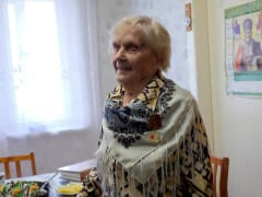 Губернатор Александр Соколов наградил ветерана Алевтину Злобину юбилейной медалью