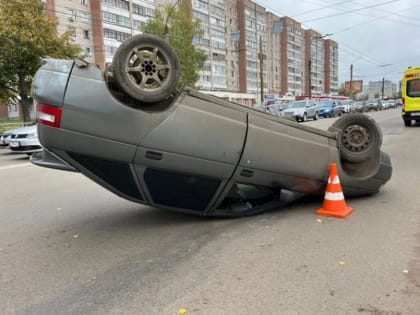 В Кирове 18-летний водитель не справился с управлением и перевернул машину