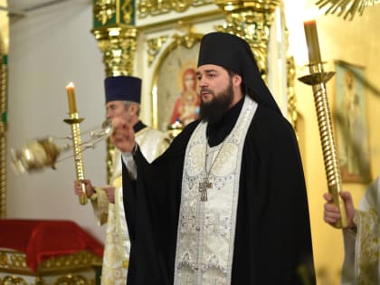 Накануне воскресного дня в Троицком соборе Яранска состоялось всенощное бдение