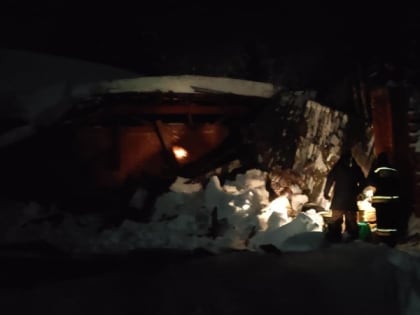 В поселке Богородское рухнула крыша бывшего лесхоза: есть пострадавшие