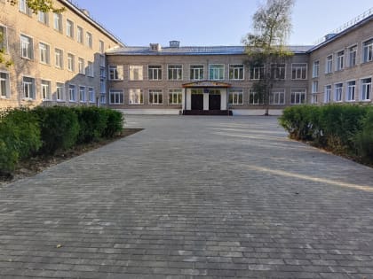 К началу учебного года благоустраивают территорию школы в Светлополянске