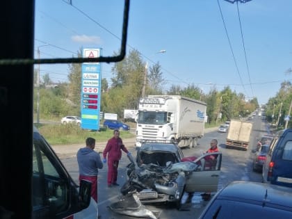 На Луганской легковушка угодила под грузовик