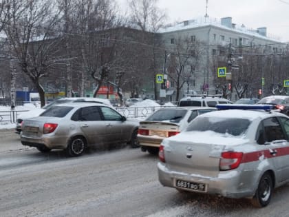Зима близко: Киров готовится к смене резины на зимнюю