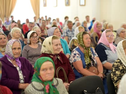 В Яранске почтили память святых жен-мироносиц и поздравили православных женщин