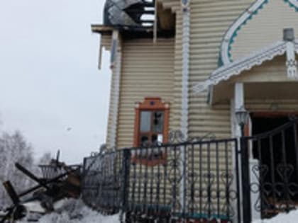 С пострадавшей от пожара Феодоровской церкви убирают опасные конструкции