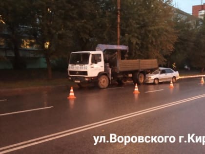 В Кирове водитель ВАЗа врезался в грузовик и выпил после ДТП