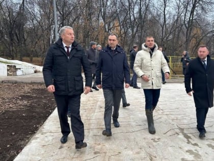 В парке Кирова укрепляют берега прудов и монтируют новый пирс