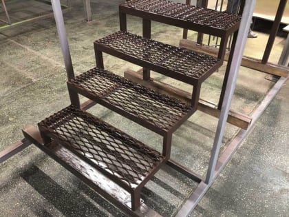 Кировчанин ночью разбирал ступени у кафе