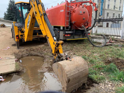 ГДМС приступили к раскопкам в месте возникновения опасного провала