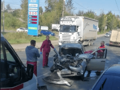 После аварии на Луганской в Кирове госпитализирован водитель легковушки