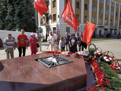 Кировские коммунисты почтили память защитников Советского Союза в Великой Отечественной войне