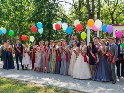 «Я думала, будет дешевле. Страшно представить, что будет в школе»: сколько тратят на выпускные 2023 в Кирове