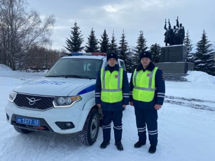 В Вятскополянском районе полицейские спасли замерзавших на дороге людей