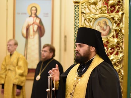 В канун воскресного дня в Троицком соборе Яранска было совершено всенощное бдение