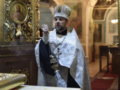 В Успенском кафедральном соборе Яранска совершили вечернее богослужение в канун воскресного дня