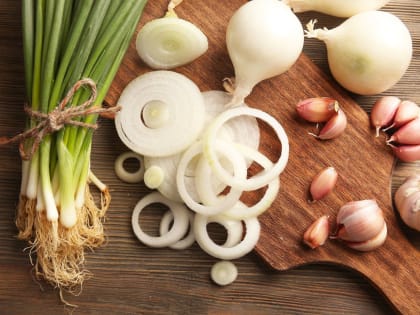 Терапевт опроверг популярный миф о пользе лука и чеснока