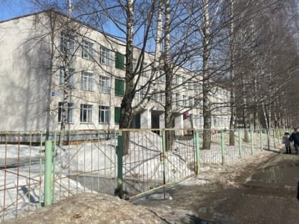 Подростка из Кировской области ограбили рядом со входом в школу