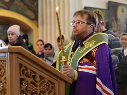 Перед святыми мощами преподобного Матфея Яранского совершили молебен с акафистом