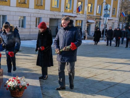 Депутаты возложили цветы к «Вечному огню»