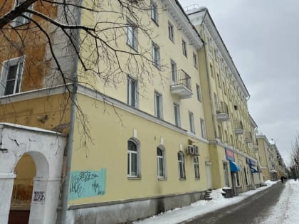 Капремонт фасада дома, на который было выделено более 50 миллионов, не продержался и года