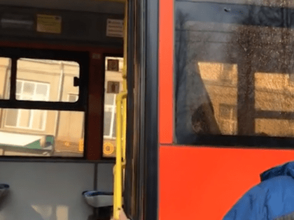 В салоне автобуса в Кирове травмировалась пассажирка