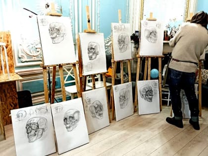 Юных кировских художников в Питере научили рисовать черепа