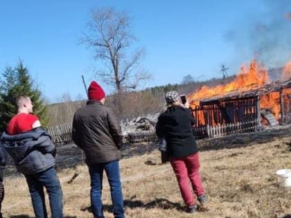 В Кировской области в пожаре сгорела хозпостройка