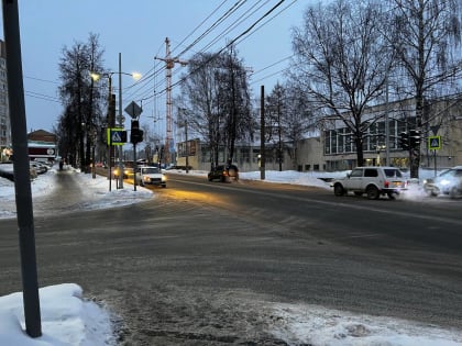 Светофоры одного из ключевых городских перекрестков решили раньше всех уйти на каникулы