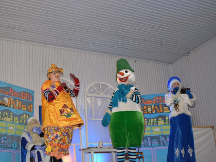 Зажгли огоньки на новогодней елке!