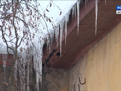 Кировчан предупреждают об опасности падения с крыш сосулек и снега