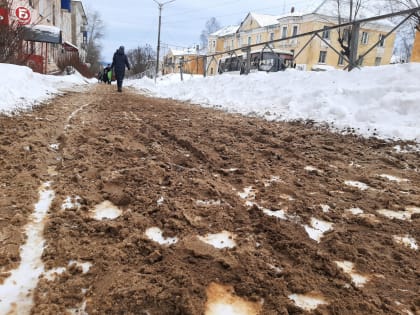 Пляж в городе: в Чепецке на дороги высыпали комья земли