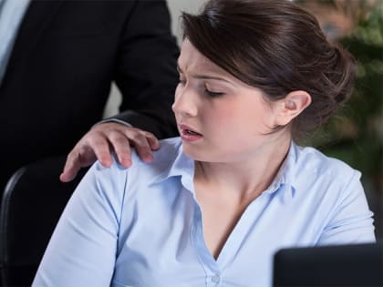 Кировских женщин стали чаще домогаться на работе