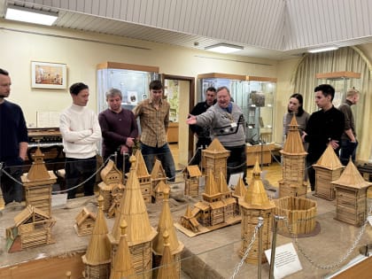 Артисты костромского драмтеатра завершили гастроли прогулкой по Кирову