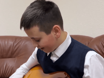 Губернатор подарил на Новый год гитару 11-летнему жителю Мурашей