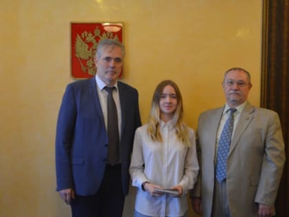 Григорий Житенев провел личный прием граждан и вручил паспорта юным жителям Кирова