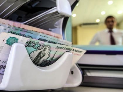 Районы Кировской области получили деньги зарплату соцработникам, дороги и переселение из аварийного жилья