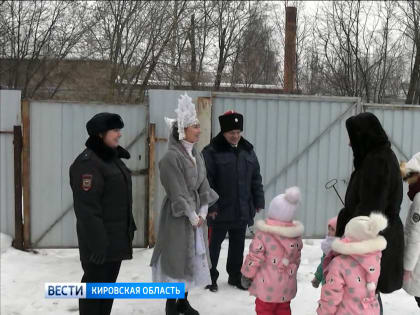 Полицейские Дед Мороз и Снегурочка поздравили с Новым годом многодетные семьи