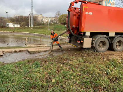 Загадка дыры. Лучшие специалисты города выясняют, что именно стало причиной возникновения гигантской лужи