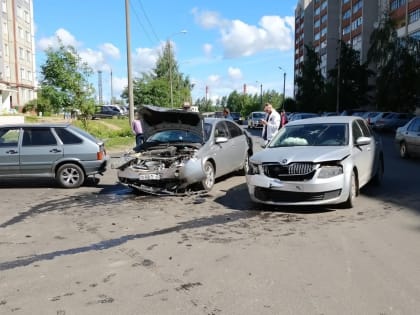 В Кирове в ДТП с двумя иномарками пострадали 2 человека.