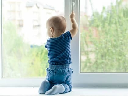 В Слободском 2-летний мальчик выпал из окна