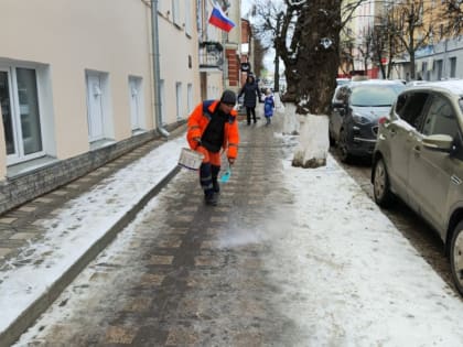 Очистка улиц Кирова от снега продолжается