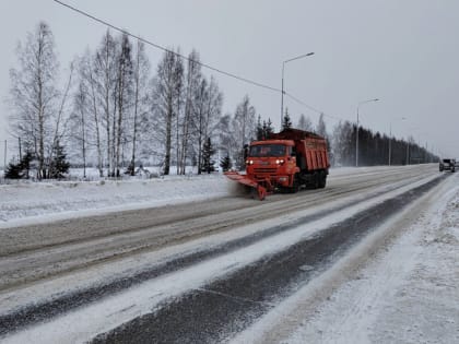 В Кировской области работы по очистке дорог от снега осуществляются на круглосуточной основе