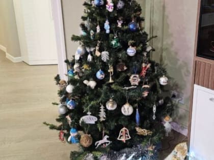 Александр Соколов вместе с семьёй нарядил ёлку