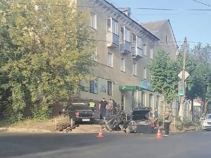 В Кирово-Чепецке два автомобиля столкнулись и вылетели на тротуар
