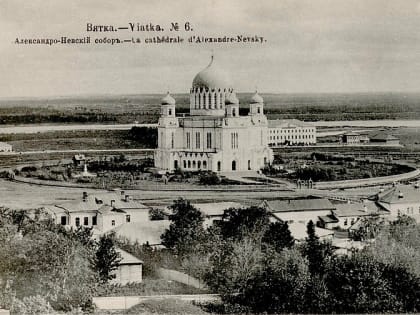 Фоторепортаж: сотни человек отправились в ход к филармонии с духовником патриарха Кирилла Илием