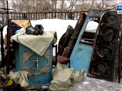 В Кирове начали разбирать сгоревшую Феодоровскую церковь