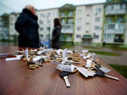 Дети-сироты в Кирове получили новые квартиры