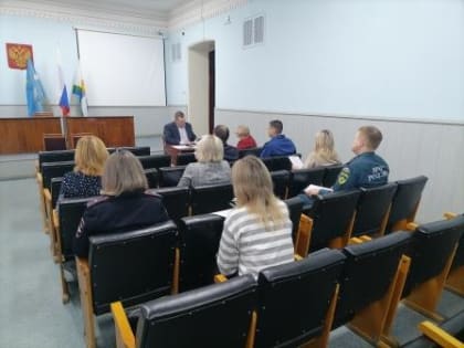 31 января состоялось очередное заседание комиссии по делам несовершеннолетних и защите их прав Яранского района.